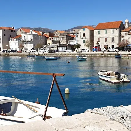 Lana Kastel Stari *